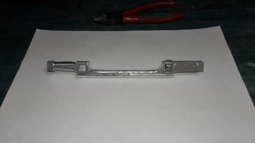 Dando forma a una barra de aluminio para hacer el eje delantero